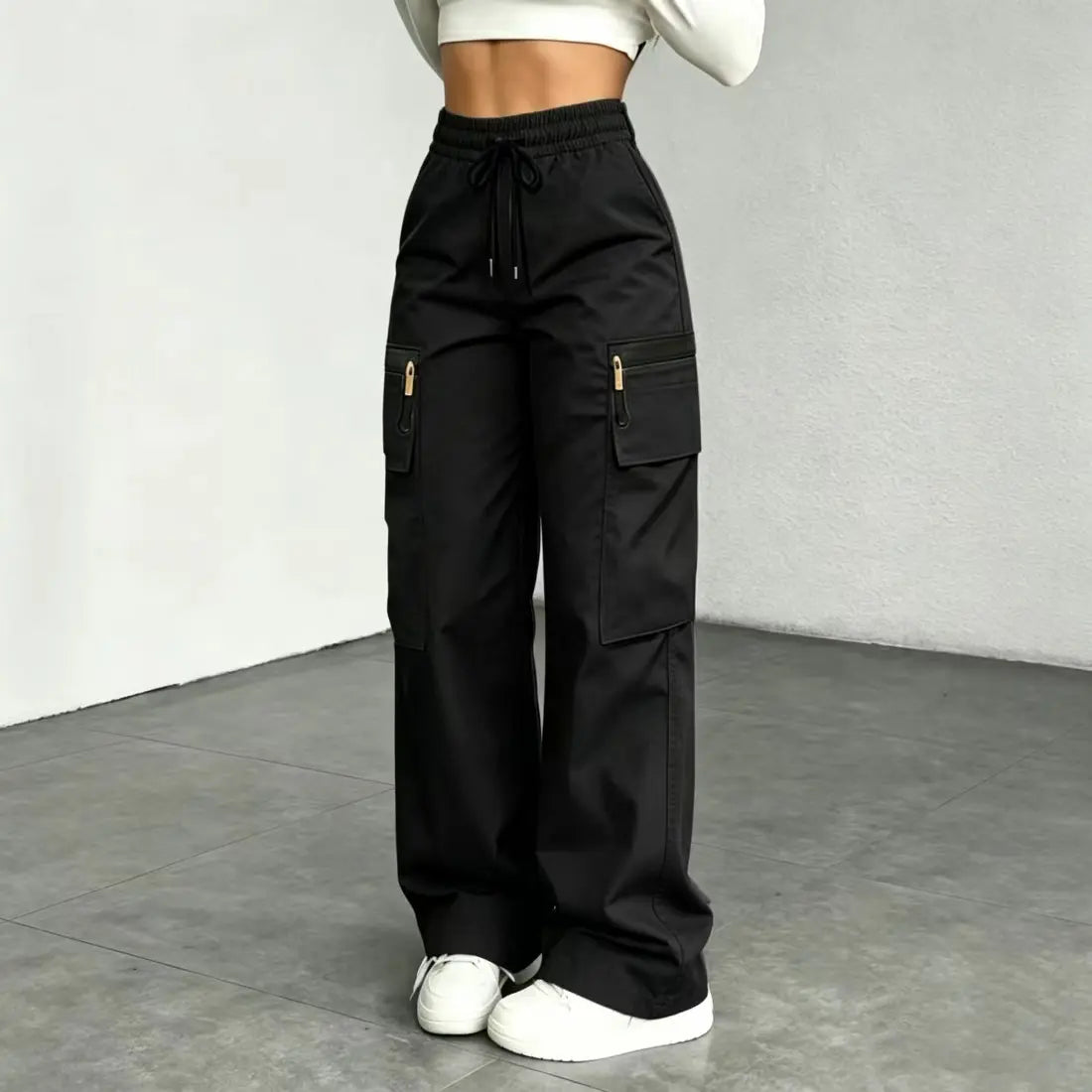 Women’s lightweight loose cargo pants with multiple pockets